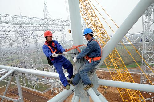 4月13日,在荊門特高壓變電站擴建工地70米高空,施工人員對吊裝好的構(gòu)架進行檢修。中國首條1000千伏晉東南—南陽—荊門特高壓交流試驗示范工程于2009年1月投入運營。為進一步提高該示范工程的輸電能力和經(jīng)濟性,今年3月中旬暫停送電進行擴建工程施工。隨著荊門特高壓變電站1000千伏擴建區(qū)構(gòu)架提前20天吊裝完工,擴建工程進入電氣設(shè)備安裝階段。新華社發(fā)(鄒小民 攝)
