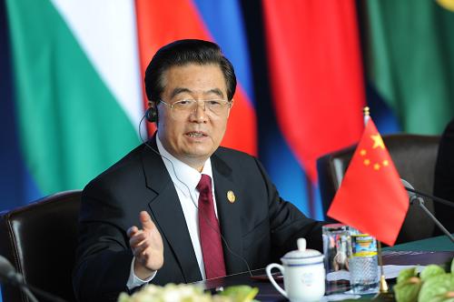 4月14日,出席金磚國家領(lǐng)導(dǎo)人第三次會晤的中國國家主席胡錦濤、巴西總統(tǒng)羅塞夫、俄羅斯總統(tǒng)梅德韋杰夫、印度總理辛格、南非總統(tǒng)祖馬舉行聯(lián)合記者招待會。這是胡錦濤在記者會上致詞。新華社記者 李學(xué)仁 攝