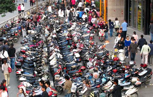 鄭州市中心的一段人行道成了電動車的停車場(2010年9月22日攝)。新華社記者 王頌 攝