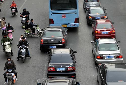 在鄭州市內(nèi)的一條道路上,電動車和機動車輛相互爭道(2010年12月31日攝)。新華社記者 王頌 攝