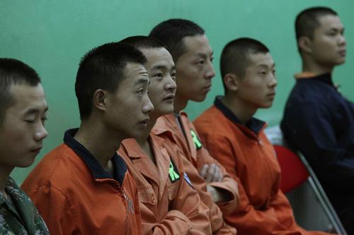 9月28日10:40分,酒泉衛(wèi)星發(fā)射中心加注分隊(duì)技術(shù)人員等候加注開(kāi)始。新華社記者 王建民 攝