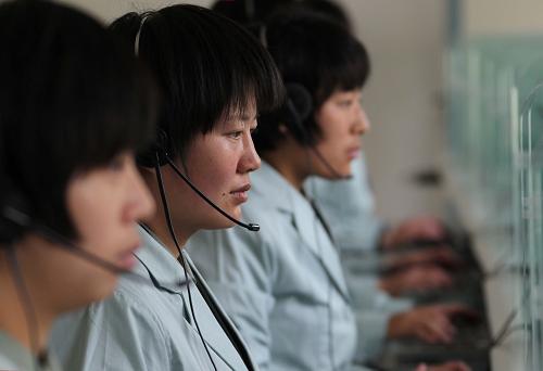 酒泉衛(wèi)星發(fā)射中心長(zhǎng)話站工作人員一絲不茍,職守工作崗位(9月27日攝)。9月28日下午,執(zhí)行“天宮一號(hào)”飛行任務(wù)的長(zhǎng)征二號(hào)F T1運(yùn)載火箭完成推進(jìn)劑加注。這標(biāo)志著“天宮一號(hào)”發(fā)射前所有準(zhǔn)備工作全部就緒,發(fā)射進(jìn)入倒計(jì)時(shí)。新華社記者 王建民 攝