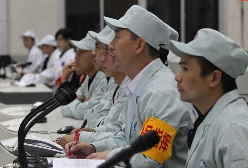 9月28日,酒泉衛(wèi)星發(fā)射中心測(cè)發(fā)大廳工作人員進(jìn)行最后聯(lián)試,零號(hào)指揮員在下達(dá)指令。新華社記者 王建民 攝