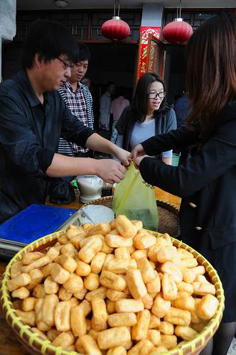 10月7日,寧??h前童古鎮(zhèn)的豆腐加工品深受游客喜愛。新華社記者 黃深鋼 攝