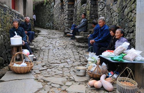 10月7日,在寧??h茶苑鄉(xiāng)徐家山村,農(nóng)民把土特產(chǎn)擺在家門口向游客銷售。新華社記者 黃深鋼 攝
