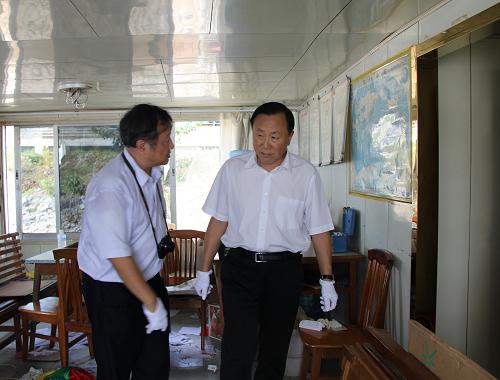 10月26日,在泰國清盛縣,中國公安部副部長張新楓(右)在“華平號”貨船上查看案發(fā)現(xiàn)場,聽取公安部物證鑒定中心痕跡專家班茂森的介紹。當(dāng)天上午,中國公安代表團(tuán)來到泰國北部清萊府清盛縣,實(shí)地查看了“10·5”湄公河中國船員遇襲事件案發(fā)現(xiàn)場。 新華社記者 黎藜 攝