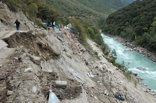 圖為川藏公路坍塌路段(10月26日攝)。新華社發(fā)(張靜波 攝)