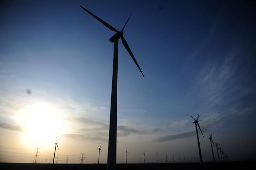 這是甘肅玉門市昌馬風電基地(11月16日攝)。甘肅省電力公司利用國內(nèi)首個千萬千瓦級風電基地在甘肅建設(shè)的契機,著力研究大規(guī)模風電運行控制管理技術(shù),將逐漸破解中國大規(guī)模新能源基地集中并網(wǎng)、遠距離輸送的技術(shù)難題。這些技術(shù)的運用,可以有效提高風電并網(wǎng)和外送能力。在酒泉千萬千瓦級風電基地,今年前10月,風電送出電量達到了62億千瓦時,同比增長270%。新華社記者 聶建江 攝