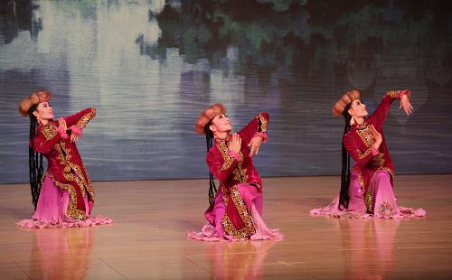 11月16日,來自中國“文化中國·魅力新疆”藝術(shù)團(tuán)的演員在阿聯(lián)酋迪拜表演女子集體舞《烏夏克木卡姆》的片段《朱拉》。新華社記者 馬錫平 攝