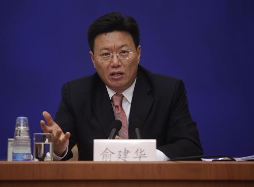 11月17日,國(guó)務(wù)院新聞辦公室舉行新聞吹風(fēng)會(huì),邀請(qǐng)商務(wù)部部長(zhǎng)助理俞建華介紹中國(guó)加入世界貿(mào)易組織十周年等方面情況,并回答記者提問。俞建華表示,中國(guó)加入世貿(mào)組織10年以來,全面履行了入世承諾,平均關(guān)稅水平從15.3%降至9.8%,開放100個(gè)服務(wù)貿(mào)易部門,廢止、修改和新出臺(tái)3000多部法律法規(guī),建立起更加穩(wěn)定和可預(yù)見的貿(mào)易體制,過去10年與世界各國(guó)優(yōu)勢(shì)互補(bǔ),10年來中國(guó)出口增長(zhǎng)了4.9倍,進(jìn)口增長(zhǎng)4.7倍,國(guó)民生產(chǎn)總值增長(zhǎng)了2倍多,2010年中國(guó)貨物貿(mào)易進(jìn)口超過1.4萬億美元,占全球的十分之一。新華社發(fā)(王申 攝)