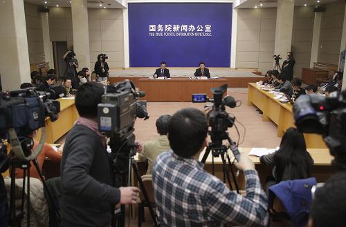 11月17日,在國(guó)務(wù)院新聞辦公室新聞發(fā)布廳,商務(wù)部部長(zhǎng)助理俞建華(主席臺(tái)靠右)答記者問。新華社發(fā)(王申 攝)