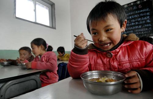12月5日,朱套小學(xué)的學(xué)生正在吃學(xué)校提供的免費午餐。新華社記者 彭昭之 攝