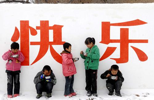 12月5日,寧夏回族自治區(qū)海原縣賈塘鄉(xiāng)朱套小學(xué)的學(xué)生正在校園內(nèi)吃免費午餐。新華社記者 彭昭之 攝