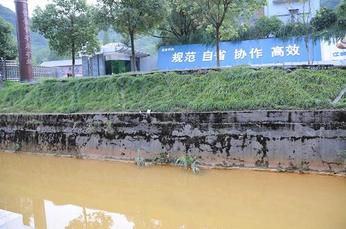 德興銅礦采礦廠旁邊流出的河水泛著黃色(8月28日攝)。 農(nóng)田拋荒,癌癥高發(fā)……在江西德興市,江西銅業(yè)集團(tuán)下屬的多家礦山企業(yè),多年將工業(yè)廢水排入樂安河,禍及下游數(shù)十萬群眾。面對(duì)群眾質(zhì)疑,排污企業(yè)仍依據(jù)20年前一次調(diào)查結(jié)論的標(biāo)準(zhǔn)賠償,攤到受害群眾手上,人均不足一元。 作為我國重要的有色金屬工業(yè)基地,德興市為何成了“污染重地”?“排污大戶”為何將責(zé)任推給“歷史”?有關(guān)方面為何監(jiān)管缺位甚至坐視不理?圍繞一系列問題,“新華視點(diǎn)”記者實(shí)地追蹤調(diào)查。新華社記者 胡錦武 攝