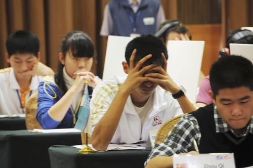 12月7日,選手參加第20屆世界腦力錦標(biāo)賽的“人名頭像”比賽。新華社發(fā)(彭桐 攝)