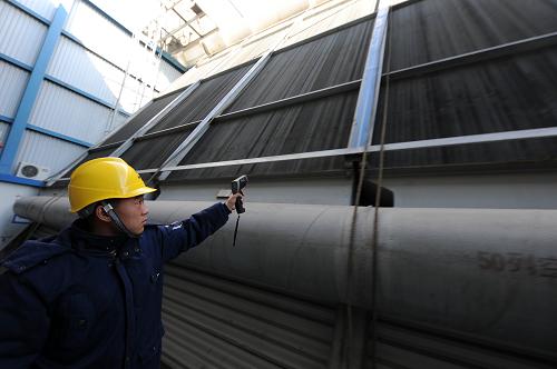 12月8日,一名值班員在內(nèi)蒙古蒙能公司錫林熱電廠空冷島檢測數(shù)據(jù)。嚴(yán)冬時(shí)節(jié),地處祖國北疆高寒地區(qū)的內(nèi)蒙古高原已是千里冰封,城鎮(zhèn)供熱也開始進(jìn)入高峰期。堅(jiān)守在供熱一線的內(nèi)蒙古各盟市供熱企業(yè)的干部職工在供熱電廠和重點(diǎn)建設(shè)等崗位上默默奉獻(xiàn),確保各族群眾溫暖過冬。新華社記者 張領(lǐng) 攝