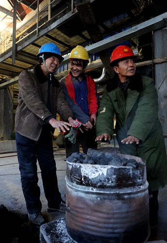 12月8日,工人在內(nèi)蒙古蒙能公司錫林浩特市新區(qū)熱源點(diǎn)建設(shè)現(xiàn)場圍著火爐取暖。新華社記者 張領(lǐng) 攝