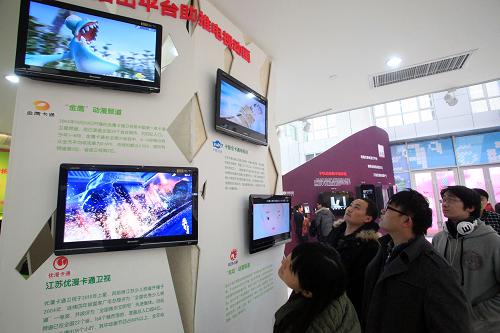 12月27日,在“中國動漫產(chǎn)業(yè)強(qiáng)勢崛起”展廳內(nèi),參觀者在觀看各大城市的數(shù)字動漫頻道。當(dāng)日,“十一五”以來中國動漫產(chǎn)業(yè)發(fā)展成果展在中新天津生態(tài)城國家動漫產(chǎn)業(yè)綜合示范園開展。展覽面積達(dá)2000平方米,共設(shè)“動漫產(chǎn)業(yè)在黨和政府的關(guān)心和支持下蓬勃發(fā)展”、“百花齊放、碩果累累”、“中國動漫產(chǎn)業(yè)強(qiáng)勢崛起”、“提升與跨越——面向‘十二五’的中國動漫產(chǎn)業(yè)”四大展示區(qū)域,展示中國動漫產(chǎn)業(yè)的多方面成績。新華社發(fā)