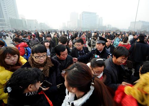 太原火車站派出所的民警宮樹(shù)麟在維持進(jìn)站秩序(12月28日攝)。連日來(lái),太原火車站迎來(lái)客流高峰,平均每天運(yùn)送旅客超過(guò)7萬(wàn)人次。太原火車站鐵路警方已經(jīng)提前進(jìn)入春運(yùn)“臨戰(zhàn)狀態(tài)”,全力維護(hù)治安秩序,增強(qiáng)安全防范措施,確保廣大旅客平安出行。新華社記者 燕雁 攝
