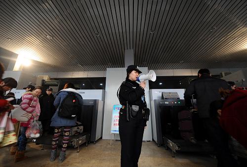 在太原火車站進(jìn)站口,民警高莉在維護(hù)進(jìn)站秩序(12月28日攝)。新華社記者 燕雁 攝