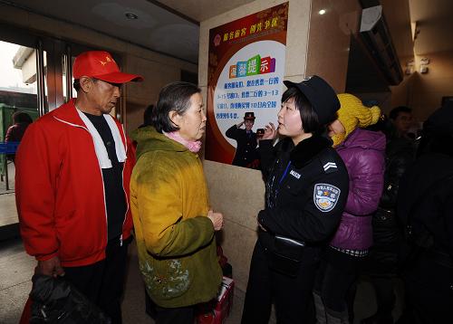 在太原火車站售票大廳,民警徐丹在接受旅客咨詢(12月28日攝)。 新華社記者 燕雁 攝
