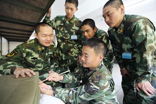 12月29日,深圳特檢站新訓(xùn)大隊的新戰(zhàn)士們在學(xué)習(xí)整理內(nèi)務(wù)。當日,廣東邊防總隊深圳特檢站新訓(xùn)大隊正式開訓(xùn),來自全國7個省市的140多名新兵開始緊張的訓(xùn)練生活,通過適應(yīng)性訓(xùn)練融入警營生活中。這批新兵在經(jīng)過為期3個月的強化訓(xùn)練后,將奔赴深圳特區(qū)各個邊防檢查站,擔負起“特區(qū)守門人”的角色。新華社發(fā)(林鑫 攝)