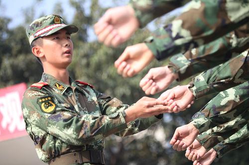 12月29日,深圳特檢站新訓(xùn)大隊的帶兵班長沈喜龍在指導(dǎo)新兵進行隊列訓(xùn)練。新華社發(fā)(林鑫 攝)