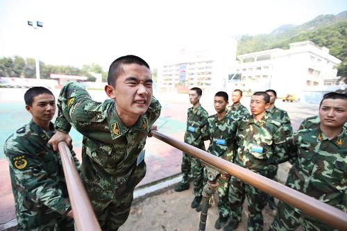 12月29日,深圳特檢站新訓(xùn)大隊的新戰(zhàn)士在進行雙杠訓(xùn)練。新華社發(fā)(林鑫 攝)