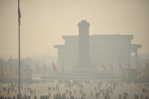 1月10日,游客在霧氣彌漫的北京天安門廣場游覽。新華社發(fā)(劉長龍 攝)
