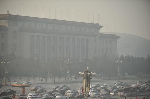 1月10日,車輛在霧氣彌漫的北京長安街上行駛緩慢。新華社發(fā)(劉長龍 攝)