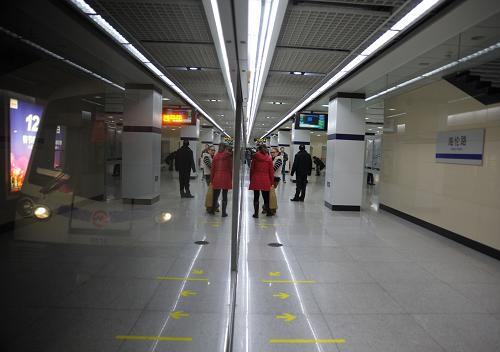 乘客從上海地鐵4號線海倫路站乘車。(2012年1月12日攝)上海地鐵部門1月17日通報,上海地鐵4號線海倫路站因出現(xiàn)不均衡沉降問題,有關部門將利用全年客流最少的春節(jié)期間對該區(qū)段實施封站大修。上海地鐵采用將“分時分段停運大修”的方式,自1月22日4號線末班車結(jié)束后開始至1月28日,數(shù)百名施工人員將24小時連續(xù)作業(yè)。新華社發(fā)(鈕一新 攝)