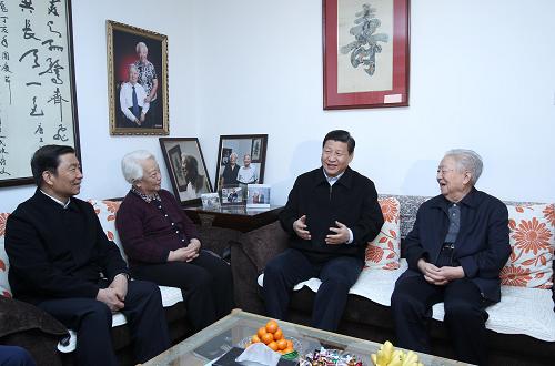 1月18日,中共中央政治局常委、中央書(shū)記處書(shū)記、國(guó)家副主席習(xí)近平分別來(lái)到國(guó)家最高科技獎(jiǎng)獲得者徐光憲院士和閔恩澤院士家中,代表胡錦濤總書(shū)記和黨中央親切看望兩位著名專(zhuān)家學(xué)者,向他們致以誠(chéng)摯的問(wèn)候和新春的祝福,聽(tīng)取他們對(duì)深入實(shí)施人才強(qiáng)國(guó)戰(zhàn)略的意見(jiàn)和建議。這是習(xí)近平與中國(guó)科學(xué)院院士、中國(guó)工程院院士閔恩澤(右一)親切交談。新華社記者 龐興雷 攝