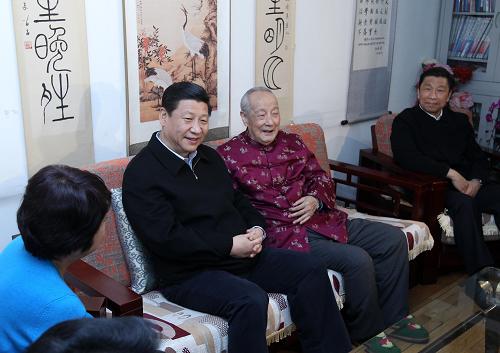這是習(xí)近平看望著名化學(xué)家、中國(guó)科學(xué)院院士徐光憲(右二)。新華社記者 龐興雷 攝