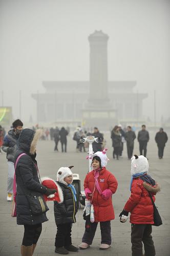 1月19日,游客在大霧籠罩的北京天安門廣場游玩。臨近春節(jié),京城再現(xiàn)持續(xù)數(shù)日的霧霾天。北京市氣象部門1月19日6時繼續(xù)發(fā)布大霧黃色預(yù)警信號,19日白天,大霧將繼續(xù)駐守京城。氣象預(yù)報顯示,21日,北京將吹起三四級北風(fēng),有望徹底驅(qū)散霧霾。新華社發(fā)(劉長龍 攝)