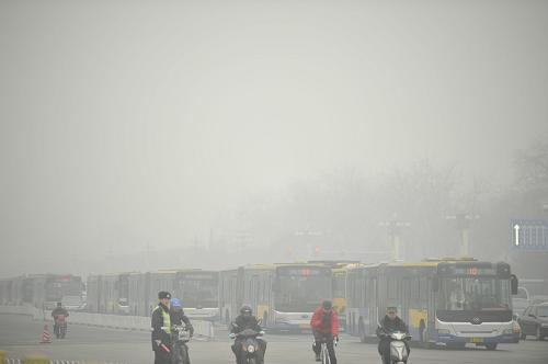 1月19日,車輛在被大霧籠罩的北京長安街緩慢行駛。新華社發(fā)(劉長龍 攝)