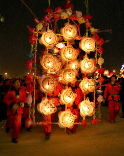 2月5日,山西省河津市僧樓鎮(zhèn)李家堡村的村民在表演轉(zhuǎn)花燈社火節(jié)目。新華社發(fā)(薛俊 攝)