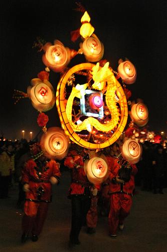 2月5日,山西省河津市僧樓鎮(zhèn)李家堡村的村民在表演轉(zhuǎn)花燈社火節(jié)目。新華社發(fā)(薛俊 攝)