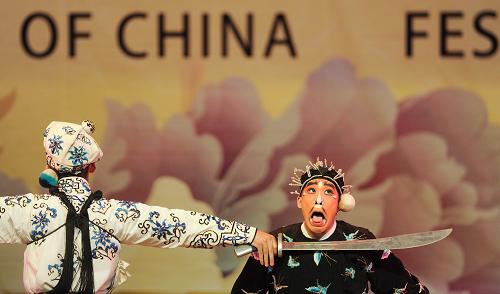2月5日,在巴西里約熱內(nèi)盧舉行的“文化中國(guó)·四海同春”慰?jī)S演出上,京劇演員表演《三岔口》。當(dāng)晚,由中國(guó)國(guó)務(wù)院僑務(wù)辦公室組派的“文化中國(guó)·四海同春”赴南美洲藝術(shù)團(tuán)在里約熱內(nèi)盧為當(dāng)?shù)厝A僑華人獻(xiàn)上一場(chǎng)精彩演出,受到熱烈歡迎。新華社記者 翁忻旸 攝