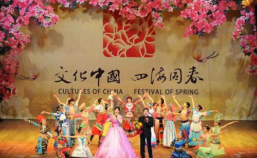 2月5日,在巴西里約熱內(nèi)盧舉行的“文化中國(guó)·四海同春”慰?jī)S演出上,藝術(shù)團(tuán)的演員在演出中。當(dāng)晚,由中國(guó)國(guó)務(wù)院僑務(wù)辦公室組派的“文化中國(guó)·四海同春”赴南美洲藝術(shù)團(tuán)在里約熱內(nèi)盧為當(dāng)?shù)厝A僑華人獻(xiàn)上一場(chǎng)精彩演出,受到熱烈歡迎。 新華社記者 翁忻旸 攝