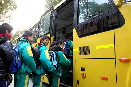 2月7日,學(xué)生們登上新校車。新華社記者 劉穎 攝