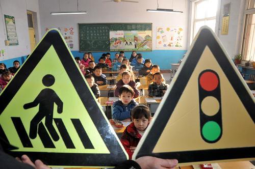 2月7日,河北邢臺(tái)育才小學(xué)學(xué)生在課堂上聽交警講解交通標(biāo)志宣傳圖版。當(dāng)日是河北邢臺(tái)中小學(xué)春季開學(xué)第一天,邢臺(tái)交警二大隊(duì)組織民警進(jìn)入校園,開展“開學(xué)第一課 交通安全進(jìn)課堂”宣傳教育活動(dòng)。交警通過向?qū)W生講解交通標(biāo)志宣傳圖版等,幫助學(xué)生提高交通安全意識(shí)和自我保護(hù)能力。新華社發(fā)(黃濤 攝)