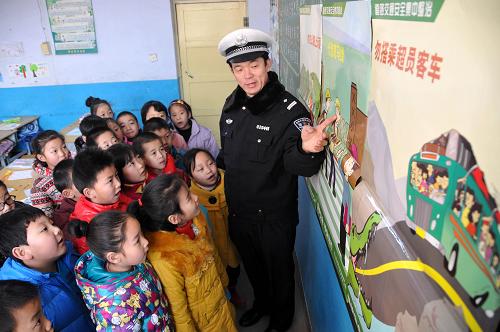 2月7日,河北邢臺(tái)育才小學(xué)學(xué)生在課堂上聽交警講交通安全知識(shí)。新華社發(fā)(黃濤 攝)