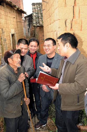 高安市吳橋鎮(zhèn)書記(右)等黨員干部在火田村了解85歲的孤寡老人何迪知(左一)近況(3月23日攝)。新華社記者 宋振平 攝