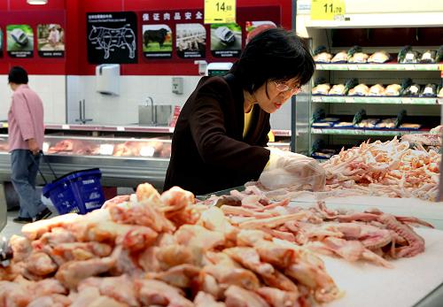 消費(fèi)者在上海一家大型超市內(nèi)選購肉禽制品(攝于3月17日)。國家統(tǒng)計(jì)局4月9日發(fā)布報(bào)告,2012年3月份,全國居民消費(fèi)價(jià)格總水平同比上漲3.6%,其中食品價(jià)格上漲7.5%。一季度,全國居民消費(fèi)價(jià)格總水平比去年同期上漲3.8%。新華社記者 劉穎 攝