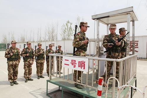 4月9日,在武警淮北支隊(duì)濉溪縣訓(xùn)練基地內(nèi),新下連隊(duì)?wèi)?zhàn)士在進(jìn)行崗哨換崗練習(xí)。新華社發(fā)(李博 攝)