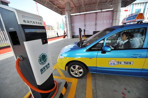 4月10日,在寧夏銀川海寶電動車充電站內的電動出租車換電站,前來更換電池的電動出租車正在等候。當日,寧夏銀川首個電動出租車換電站正式推廣使用。該換電站位于銀川市海寶電動車充電站內,配備有一座箱式換電站,內含28個充電倉,滿足電動出租車的電池充電和更換需求。每組電池充電時長約3個小時,車輛平均換電時長約5分鐘。據(jù)了解,目前,銀川市擁有投入營運的電動出租車20輛。新華社記者 彭昭之 攝