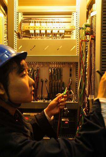 4月9日,一名技術(shù)人員在三峽地下電站為機(jī)組的發(fā)電機(jī)保護(hù)裝置進(jìn)行接線作業(yè)。新華社發(fā)(鄭家裕 攝)