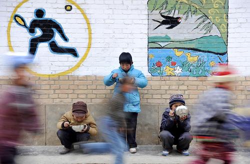 在寧夏回族自治區(qū)隆德縣鳳嶺鄉(xiāng)馮碑小學,幾位學生在操場邊吃剛領取到的免費午餐(2月17日攝)。近日,寧夏回族自治區(qū)財政廳公布數(shù)據(jù),自當?shù)貑訉嵤?#8220;營養(yǎng)早餐”和“免費午餐”兩項民生工程以來,寧夏財政已投入近1.16億元。其中,從2012年春季學期在中衛(wèi)市海原縣、固原市原州區(qū)等9個國家級貧困縣區(qū)全面推行的免費午餐工程已投入資金近1000萬元,每名學生每天享受4元的補貼標準,使19.3萬名農村學生受益。另從2010年秋季學期開學起在寧夏中南部地區(qū)的12個縣區(qū)、1500多所農村義務教育階段公辦學校學生和縣城(城市)義務教育階段公辦學校推行的營養(yǎng)早餐工程已投入資金近1.04億元,使37.8萬名學生每天早上都能免費領取一個熟雞蛋。新華社記者 彭昭之 攝