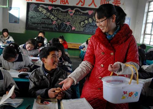 寧夏回族自治區(qū)固原市頭營鎮(zhèn)頭營中學的老師在給學生分發(fā)雞蛋(2011年3月16日攝)。新華社記者 彭昭之 攝