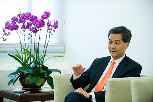 梁振英在接受新華社記者專訪(3月30日攝)。還有80天,就是香港回歸祖國(guó)、香港特區(qū)成立15周年紀(jì)念日。這一天,梁振英將接掌香港特別行政區(qū)管治責(zé)任,成為這個(gè)年輕特別行政區(qū)的第四任行政長(zhǎng)官。近日,梁振英接受了新華社的獨(dú)家專訪。這是他當(dāng)選香港第四任行政長(zhǎng)官后,首度接受媒體獨(dú)家專訪。新華社記者 呂小煒 攝